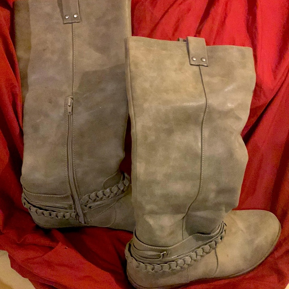 Grayish women’s boots. Rampage brand. Size11